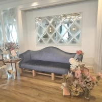 ソファ席仕様の新郎新婦席。どんなドレスも綺麗に映えそう