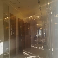入口をくぐったところ。クラシカルな内装にシャンデリアが眩しい