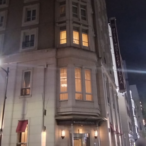 会場外観は夜なお映える。パリの街角のイメージにぴったり…！|693945さんのホテルモントレ銀座の写真(2085762)