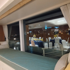 窓際の設えは船べりのイメージ。キッズスペースとしてもいい|693945さんのヨコハマ グランド インターコンチネンタル ホテルの写真(2099959)