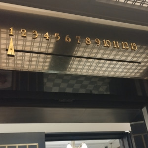 アナログ針表示のクラシカルなエレベーター。細部に至るまで素敵|693945さんのホテルモントレ銀座の写真(2085752)