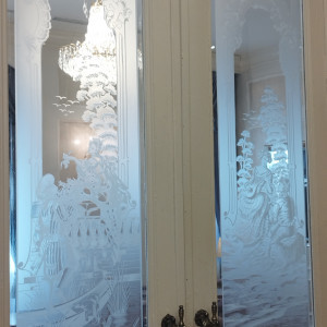 控え室を繋ぐガラス戸には繊細なエッチングワークが。|693945さんのアニバーサリーアン 恵比寿の写真(2073693)