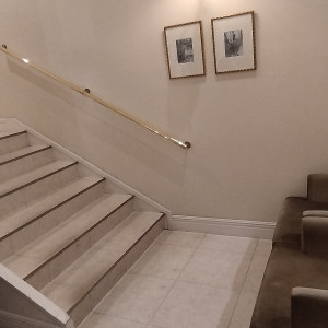 控室を出た2人が階段(バックヤードなのに超素敵)を降りると…|693945さんの山手迎賓館(横浜)の写真(2070486)
