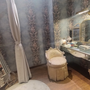 チャペル側新婦支度室。西洋絵画から抜け出したような優美な内装|693945さんのアニバーサリーアン 恵比寿の写真(2073697)
