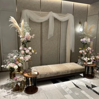 ソファーやシフォン、花の色など、統一感を出しました。