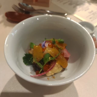 前菜、アワビと旬野菜の山葵ジュレ　カラスミとイクラ添え