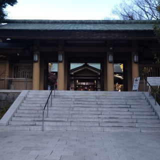 神前式の挙式会場となる東郷神社入口