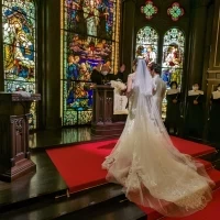 白いドレスとステンドグラス、赤い絨毯