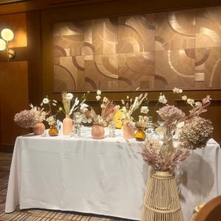 温かみのある色合いで落ち着いた雰囲気を元に飾り付けをしてます