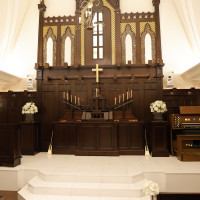 祭壇はクラシックなデザインの木目調。