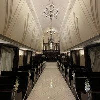 天井が高く落ち着いた雰囲気の礼拝堂。