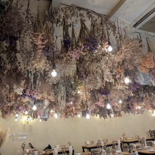 ドライフラワーが垂れ下がっていて素敵な雰囲気でした