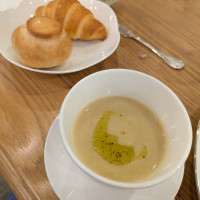 季節のスープとパン。スープは、さつまいもの粗ごし?で甘かった