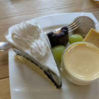 ケーキブッフェのケーキの大きさに驚き。甘すぎず、美味しかった