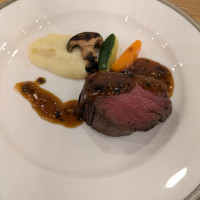 国産牛フィレ肉のグリエ。トリュフ風味のマデラワインソース。