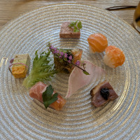 前菜の季節の八寸。乾杯前に提供。生ハム、寿司、テリーヌなど。