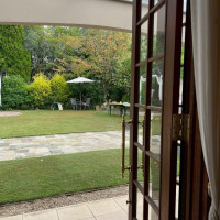 披露宴会場から見える庭。お色直し後は、新郎新婦が登場。