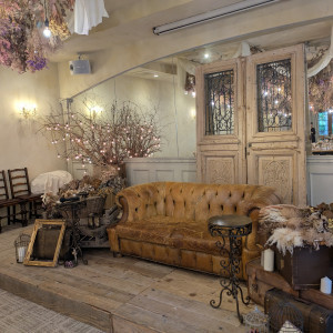 新郎新婦が座るソファ。サイドテーブルに料理が置かれていました|694266さんのGRAND-CIEL OKAZAKI（グランシェル岡崎）の写真(2558093)