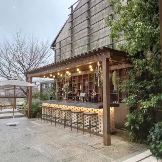 雨でなければ、ここがバーカウンターとなる。