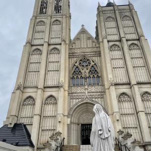 マリア様の向こう側からチャペルのステンドグラスが見えます。|694386さんのアンジェリカ ノートルダム（ANGELICA Notre Dame）の写真(2067216)