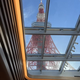 見上げると東京タワー