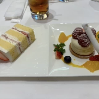 デザートと左のケーキはカットされたウェディングケーキです