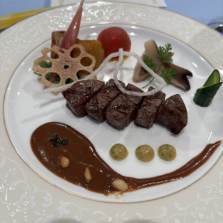 メインのお肉料理です