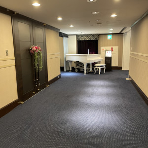 披露宴会場入り口にはピアノがありました|694627さんのウェディングスホテル・ベルクラシック東京の写真(2083273)