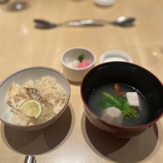 炊き込みご飯とお吸い物。出汁が効いていて美味しかったです。