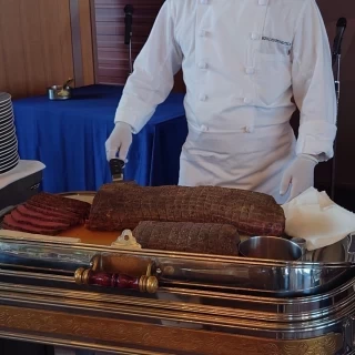 お肉をその場でカットしてもらい提供していただきました。