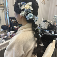 青い花のヘアドレスをたくさん散りばめてもらいました