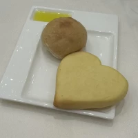 パン2種にオリーブオイル