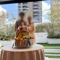 背景にマンションが映り込む。
斜めから撮影すれば映りにくい。
