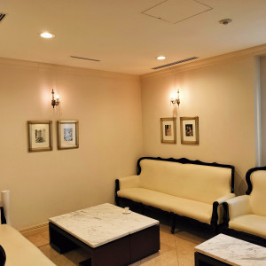 ソファでゆっくりできます。大きな鏡もあるので化粧直ししやすい|694924さんの北山迎賓館（京都）の写真(2071994)