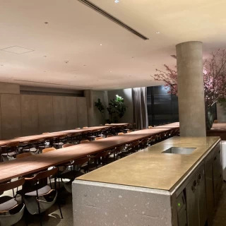 列席形式でゲストの距離感へ配慮されています。