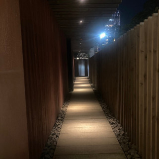 挙式会場への廊下照明の明暗とスロープが人生を表すそうです。