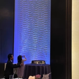 高砂背景を写真におさめる姪っ子