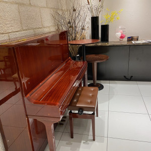 披露宴会場前にあるピアノ|694954さんの覚王山ル・アンジェ教会の写真(2072175)