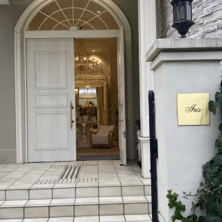フランス邸宅風の会場入口