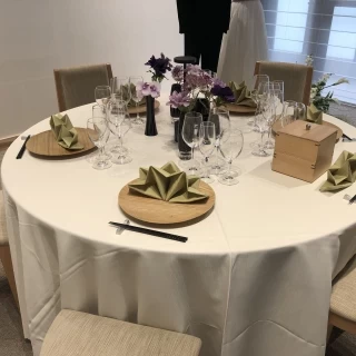 披露宴会場のサンプルです