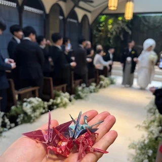 折り鶴シャワーで退場