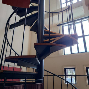 チャペルから披露宴会場へ続く螺旋階段。|695113さんのヴォヤージュ ドゥ ルミエール京都七条迎賓館の写真(2073879)