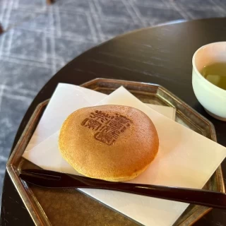 待合スペースでのお茶菓子