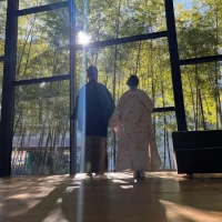 竹林と和装がマッチしている。