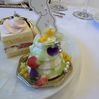 自分で好きに装飾するケーキ