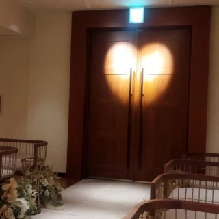 新婦入場前にハート型に照明が当たります