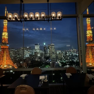 反射して東京タワーが2つ見える角度もあります。
