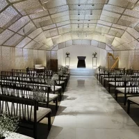 天井の装飾が特徴的なチャペルです。
