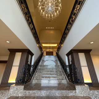 教会内の大階段です。ブラウンで統一されていて素敵でした。