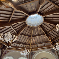 天井は高めで、温かみのある木材を使用
